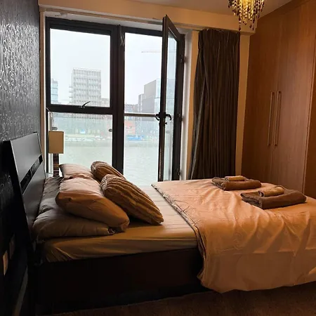בית אירוח Liffey River View Private En-suite Double In Shared Apartment, Grand Canal Dock