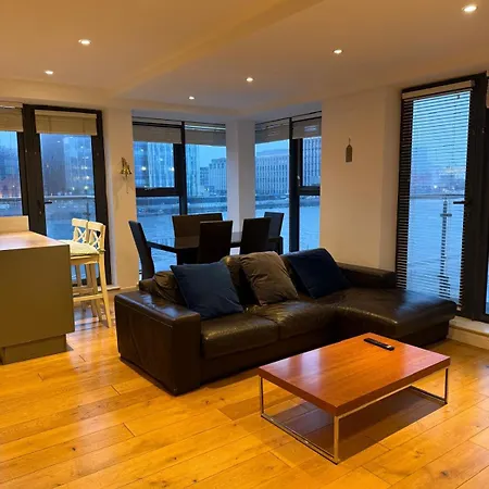 בית אירוח Liffey River View Private En-suite Double In Shared Apartment, Grand Canal Dock דבלין