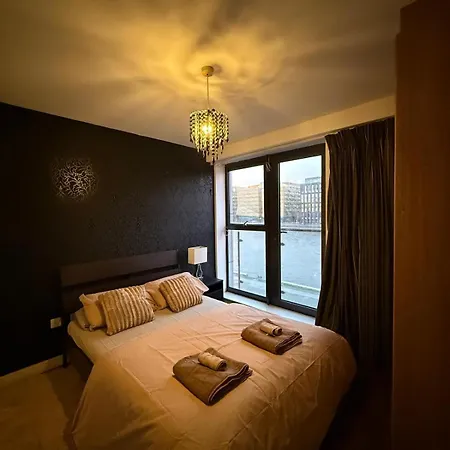 Liffey River View En-suite Double Room, Grand Canal Dock * 더블린