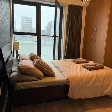 Liffey River View Private En-suite Double In Shared Apartment, Grand Canal Dock Homestay Dublin