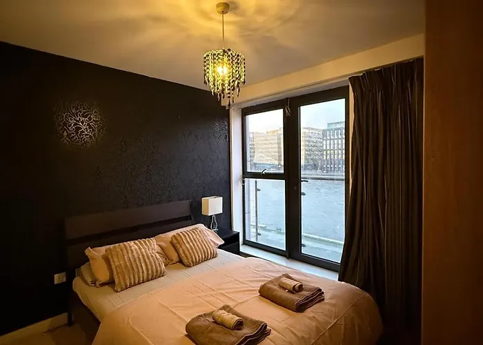 Liffey River View En-suite Double Room, Grand Canal Dock * 더블린