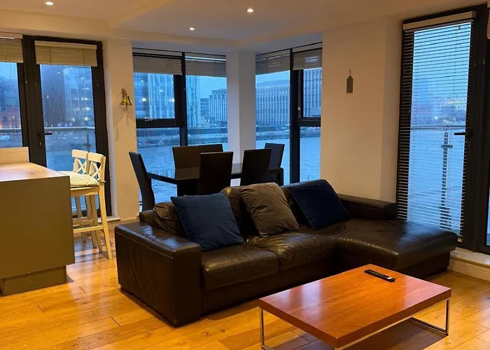בית אירוח Liffey River View En-suite Double Room, Grand Canal Dock דבלין