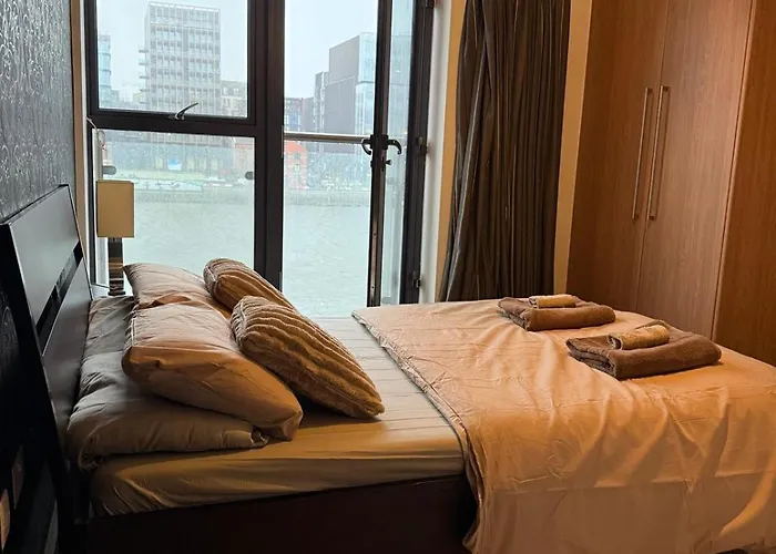 Liffey River View En-suite Double Room, Grand Canal Dock 홈스테이 더블린