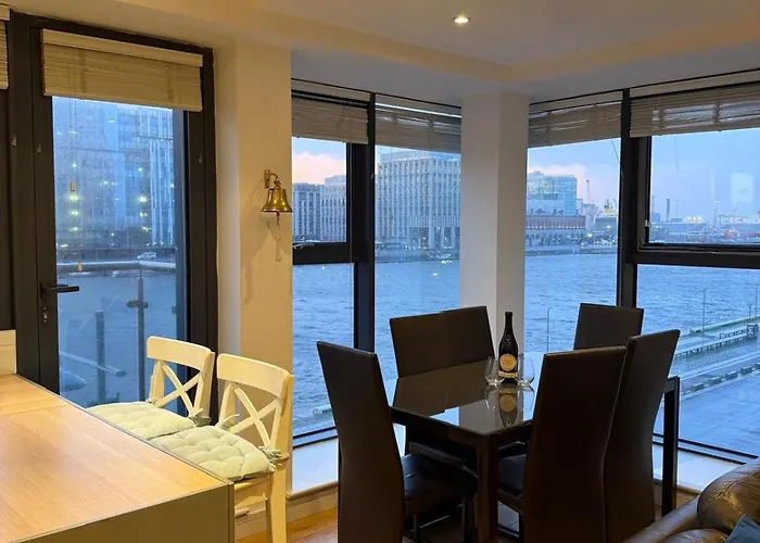 Liffey River View Private En-suite Double In Shared Apartment, Grand Canal Dock Accommodatie bij particulieren