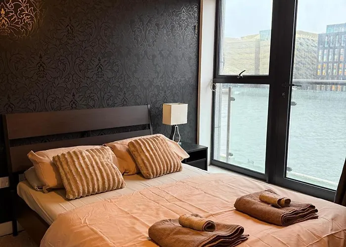 Liffey River View Private En-suite Double In Shared Apartment, Grand Canal Dock *